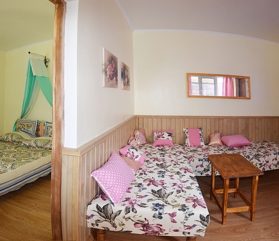 Коттедж №2. Семейный 2-комнатный 4-местный номер